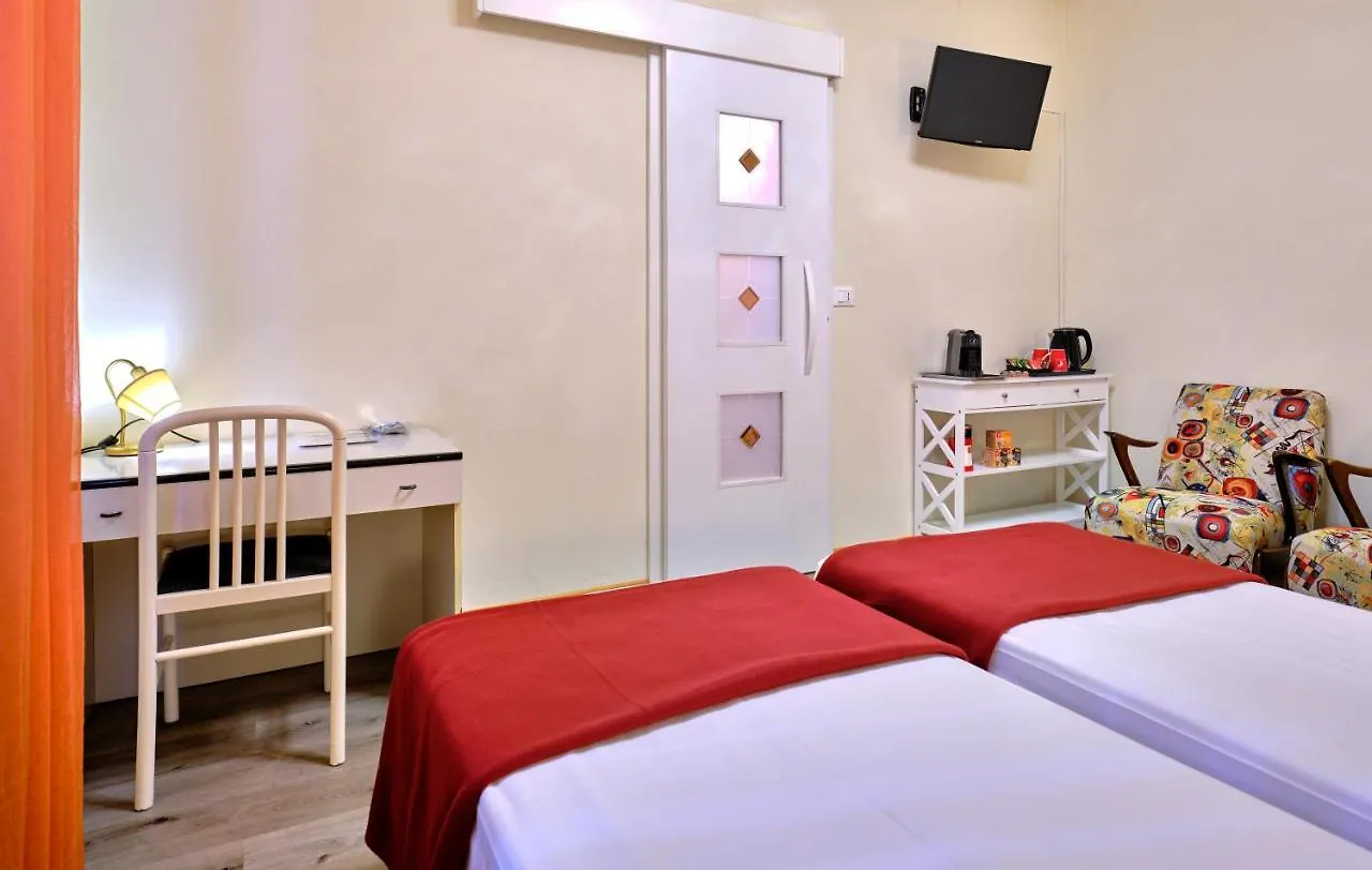 Hotel San Marco Garda  2*, Garda (Verona) Italia