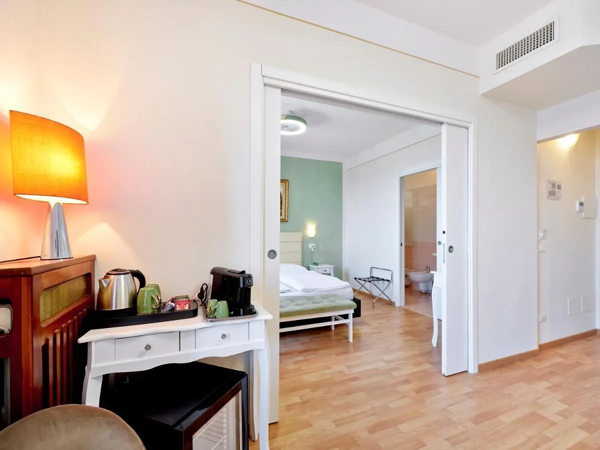 Hotel San Marco Garda  2*, Garda (Verona) Italia